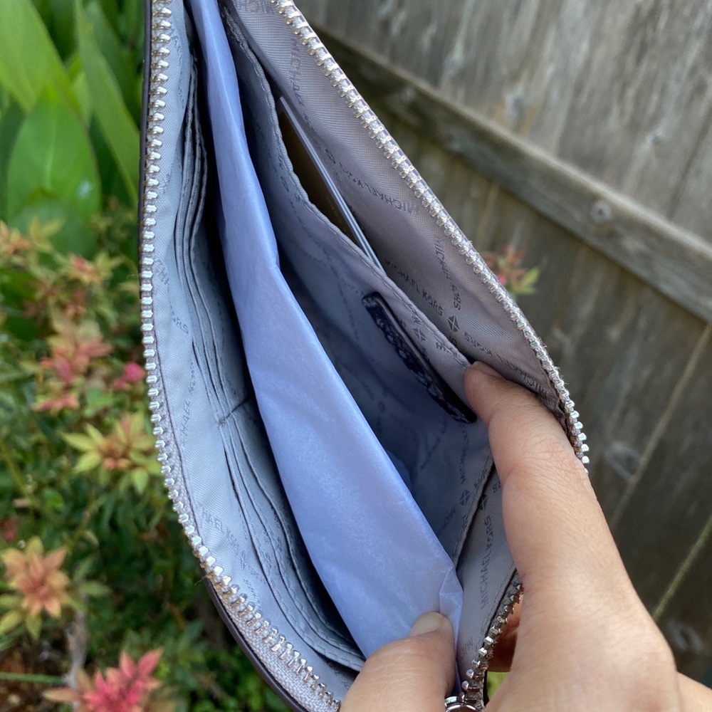 Michael Kors Jet Set XL Zip Cluth - Picture 5 of 5